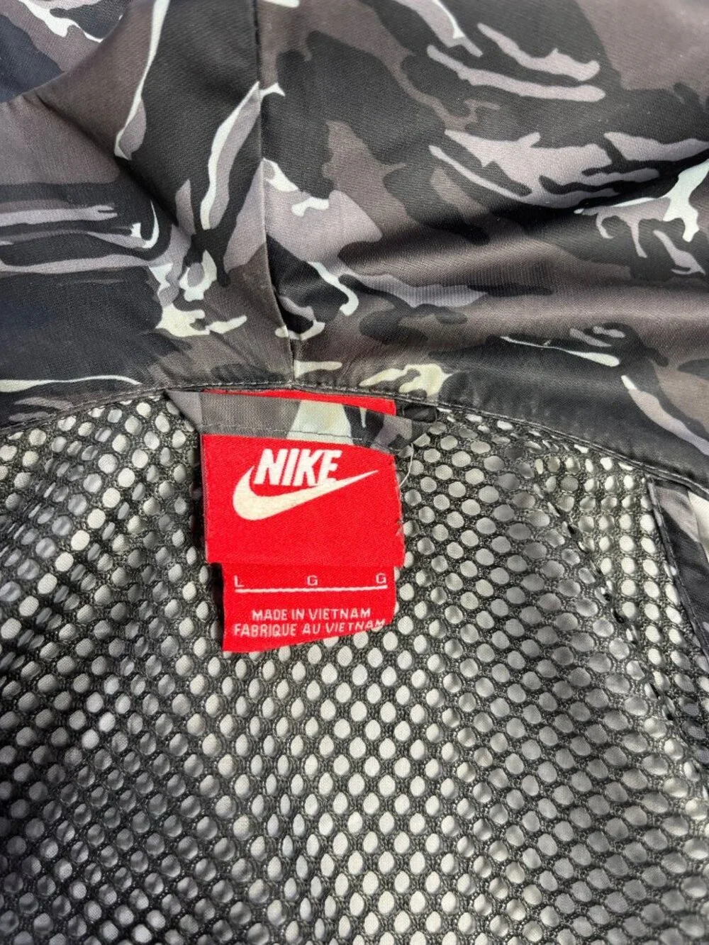 Nike Mens Camo Hooded Windbreaker Jacket L Black & Gray Polyester Small rip
